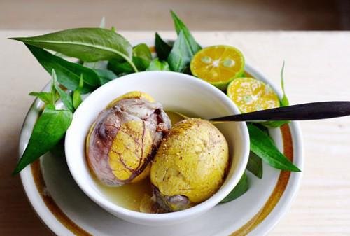 Không nên cho bé ăn trứng vịt lộn vào buổi tối dễ gây đầy bụng khó ngủ