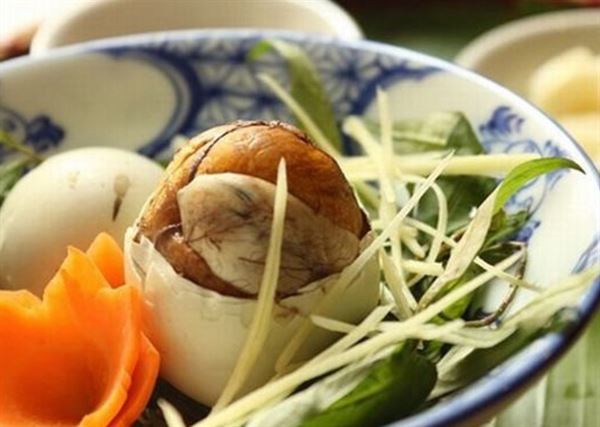 Không nên cho bé ăn trứng kết hợp với uống sữa cùng một lúc