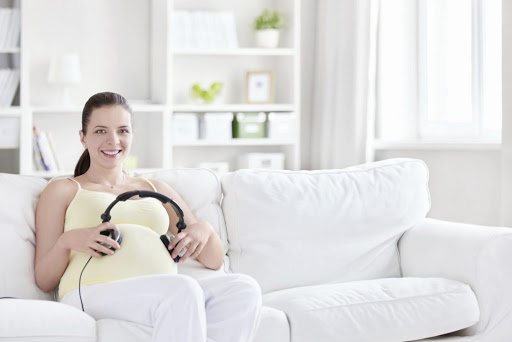 Mẹ bầu nên nghe nhạc, đọc sách giúp thai nhi thông minh hơn