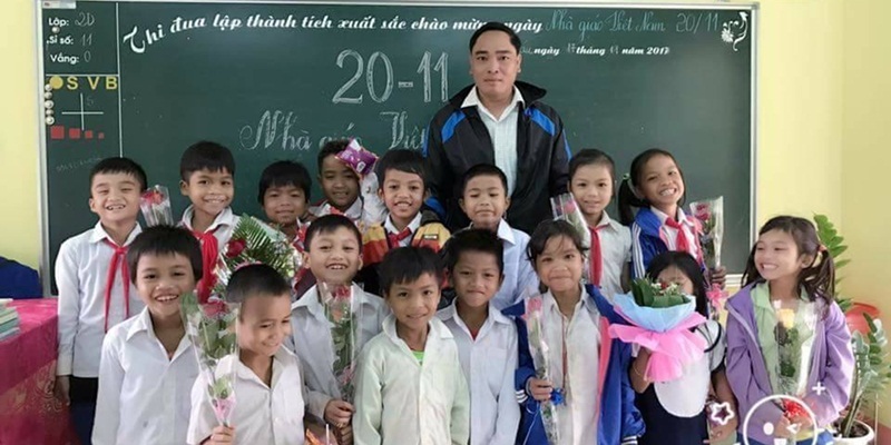Thầy Chương và các học trò của mình. (Ảnh: Vietnamnet)