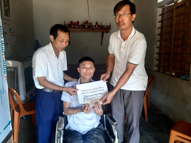 Thầy Đạt luôn sẵn sàng giúp đỡ những hoàn cảnh khó khăn trên địa bàn (Ảnh: GĐ&XH)