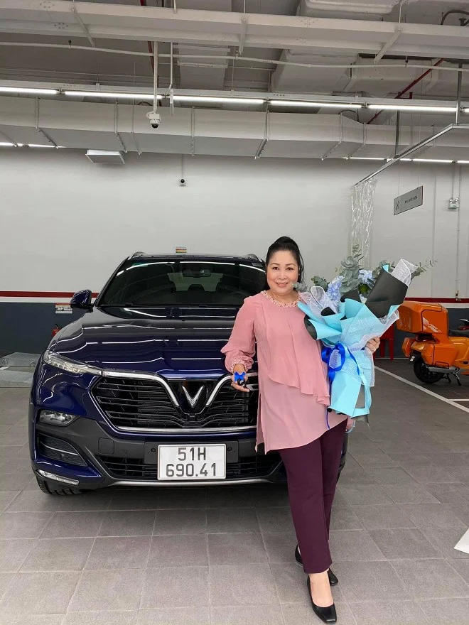 NSND Hồng Vân hào hứng khoe ảnh mới tậu xế hộp. Cô viết: “Em ấy đã ập vào cuộc đời tui. Ta về ta tắm ao ta. Dù trong dù đục ao nhà vẫn “an tâm”. Tại được bảo hành miễn phí 5 năm”. Được biết dòng xe mà Hồng Vân tậu có giá gần 1,2 tỉ đồng. Tuy nhiên điều khiến nhiều người thích thú đó là vị đại gia đứng sau tặng món quà cho cô chính là ông xã Lê Tuấn Anh. NSND Hồng Vân cũng đã tình cảm gửi lời cảm ơn ông xã của mình.