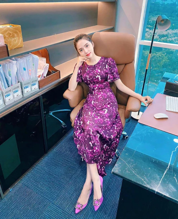 Sáng nay, Hương Giang đăng tải hình ảnh xinh đẹp nhằm thông báo chính thức quay trở lại với công việc sau nhiều ngày nghỉ ngơi, lấy lại tinh thần sau ồn ào với antifan. Lần trở lại này, thần thái Hương Giang rạng rỡ và tươi tắn hơn. Dù vậy vẫn dễ dàng nhận ra nàng hậu gầy gò hơn hẳn. Những người hâm mộ của Hương Giang mong cô đừng suy nghĩ nhiều quá mà hại đến sức khỏe. Bên cạnh những antifan thì còn rất nhiều khán giả ủng hộ cô.
