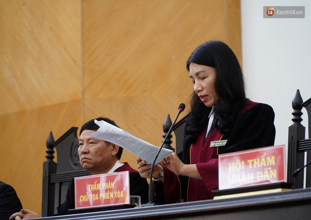 Thẩm phán chủ toạ phiên toà đọc lại bản cáo trạng trước khi tuyên án (Ảnh: Pháp luật và bạn đọc)