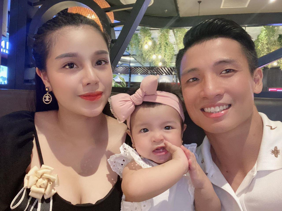 Cô bé chính là con gái vừa tròn 1 tuổi của cầu thủ Bùi Tiến Dũng và bà xã Khánh Linh