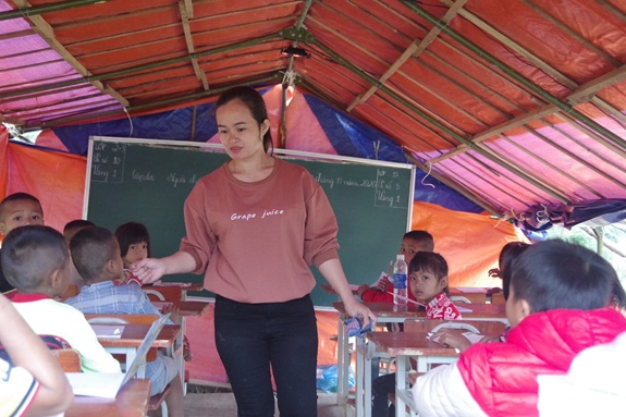 Lớp học tạm bợ của cô giáo và học sinh vùng lũ