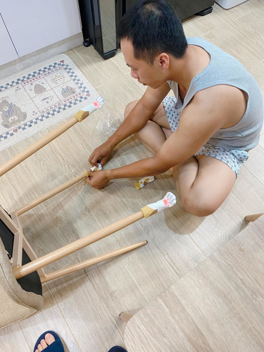 Tỉ mỉ đi tất cho chân ghế để giảm tiếng ồn.