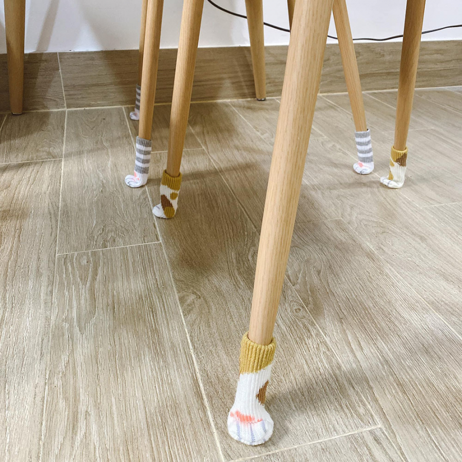 Những chiếc chân ghế đã được đi tất.