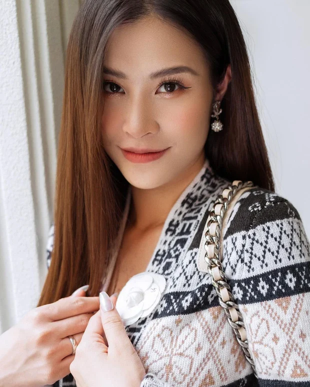 Cuối tháng 10, Đông Nhi chính thức hạ sinh con gái đầu lòng. Có thể thấy nữ ca sĩ không tốn nhiều thời gian mà đã nhanh chóng lấy lại vóc dáng gọn gàng chỉ sau hơn 1 tháng sinh con. Mới đây, Đông Nhi đăng tải bộ ảnh khoe nhan sắc và vóc dáng đỉnh cao khi là mẹ bỉm sữa. Gương mặt dù có chút bầu bĩnh nhưng vô cùng rạng ngợi. Rất nhiều bình luận xuýt xao khen ngợi Đông Nhi.