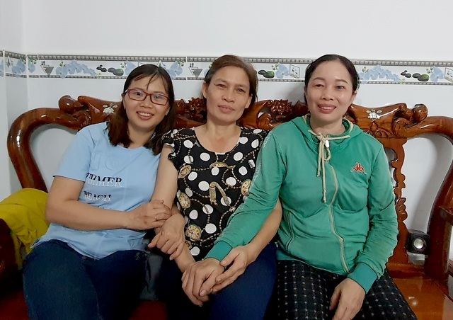 Chị T. ở ngoài cùng bên trái cảm kích khi nhận được lại tài sản