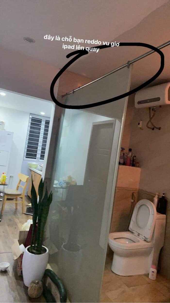 Bạn trai cô gái này còn quay lén bạn thân của cô tắm