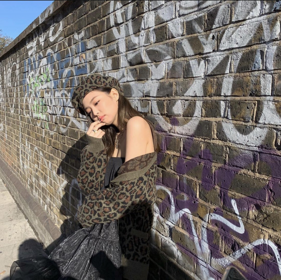 Jennie cực kỳ đa phong cách với việc phối đồ cùng beret hat