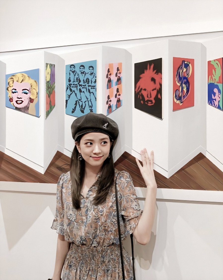Cô nàng có cách phối đồ với mũ beret cực đa dạng