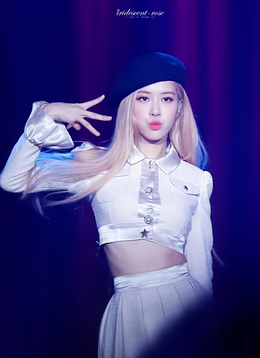 Rosé nhìn sang chảnh nhưng cũng không kém phần ngọt ngào khi kết hợp mũ beret với những set áo sơ mi và chân váy xếp li
