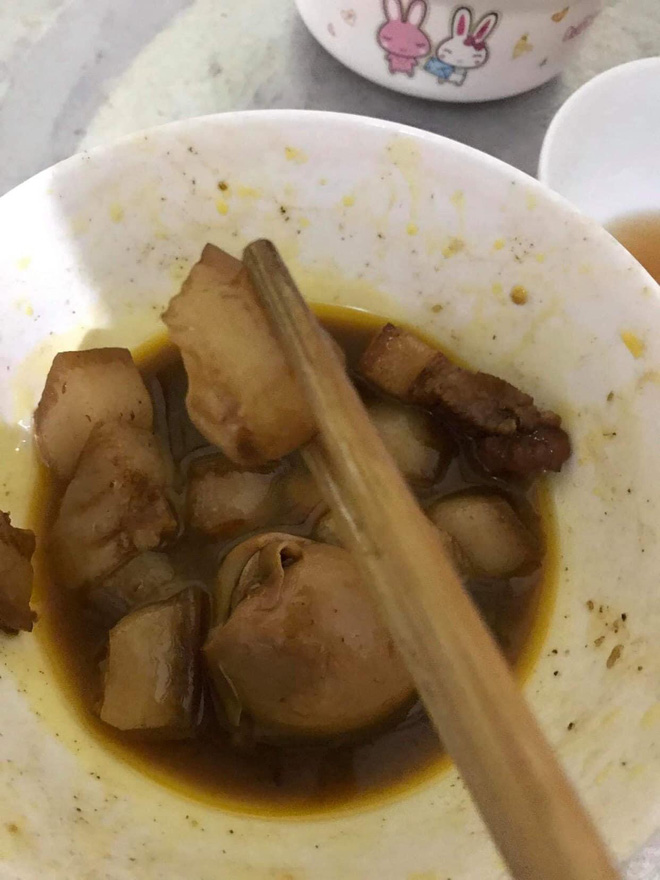 Cả nhà ăn cơm xong để phần miếng thịt mỡ cho nàng dâu.