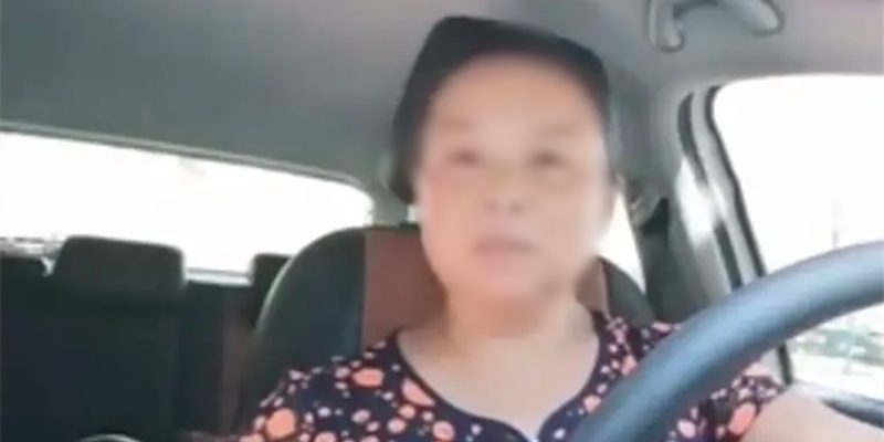 Người phụ nữ vừa lái xe vừa kể lại chuyện của mình (Ảnh cắt từ clip)