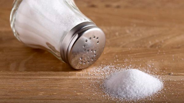 Tự nhiên lọ muối trong nhà bị đổ ảnh hưởng tới tài lộc