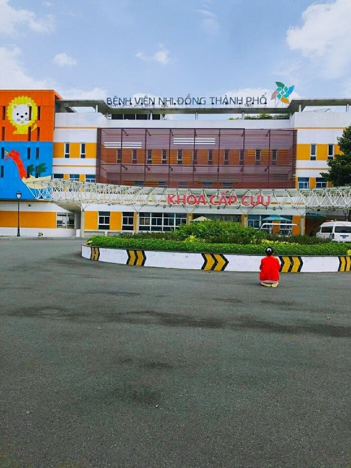 Hình ảnh người phụ nữ quỳ gối giữa khoảng sân bệnh viện