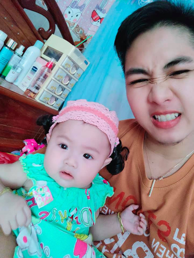 Minh Khang và con gái.