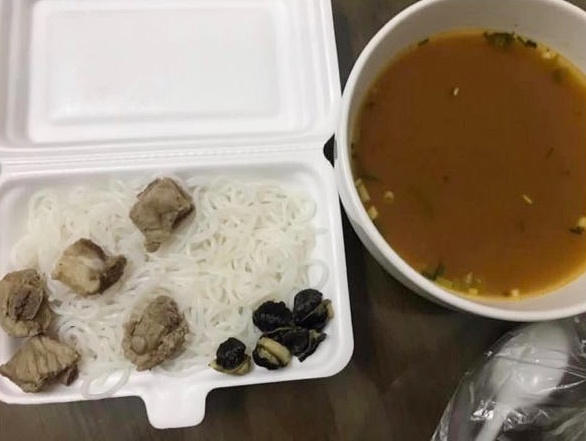 Suất ăn chả bõ dính răng của cô gái