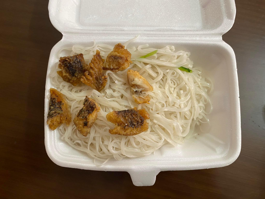 Cô nàng tức giận khi nhận được món ăn