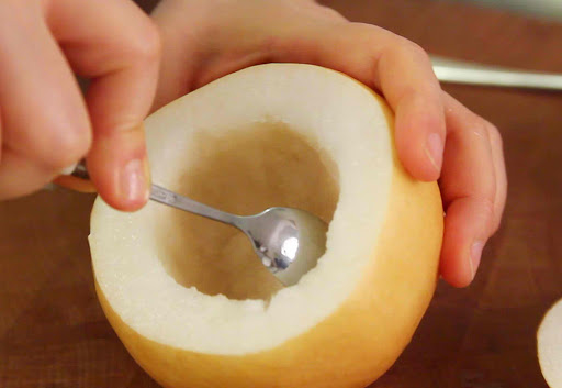 Cắt ngang quả lê và khoét rỗng phần ruột.