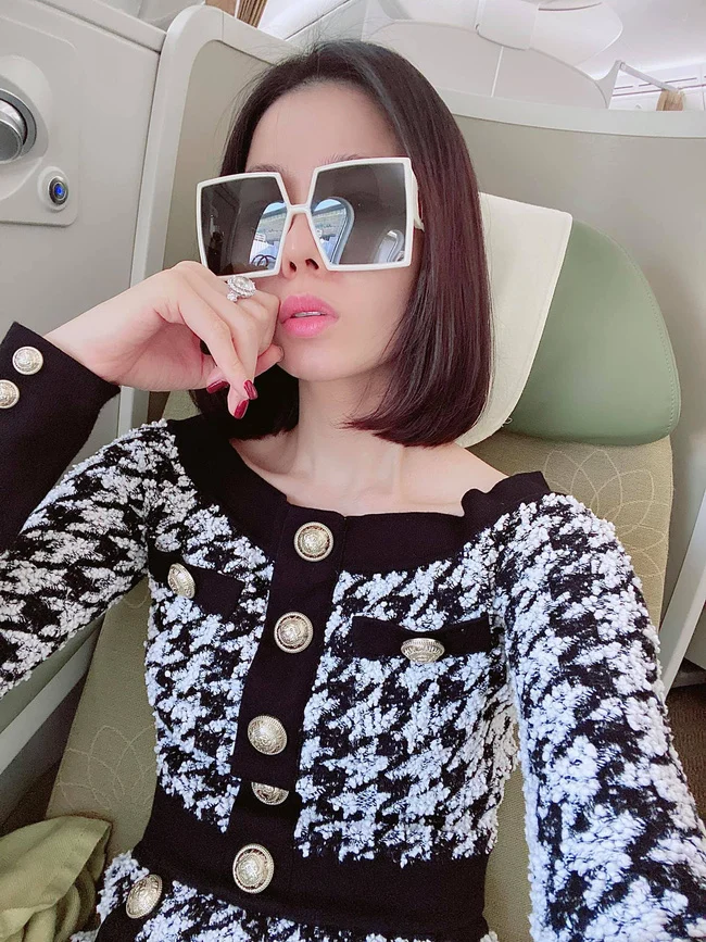 Lệ Quyên bất ngờ gửi lời khuyên đến các chị em phụ nữ: “Một trong những điều với chuyện tình cảm đàn bà phải nhớ, không bao giờ quá chủ động và cố gắng chèo kéo níu giữ hay van nài tình cảm. Sự lạnh lùng và kiêu kỳ luôn là sức hấp dẫn cực lớn. Nhớ nha. Sang lên”. Mặc dù không biết chia sẻ của Lệ Quyên có ẩn ý gì hay chỉ đơn thuần là lời nhắc nhở nhưng bài đăng đã nhận được nhiều sự tán thành.