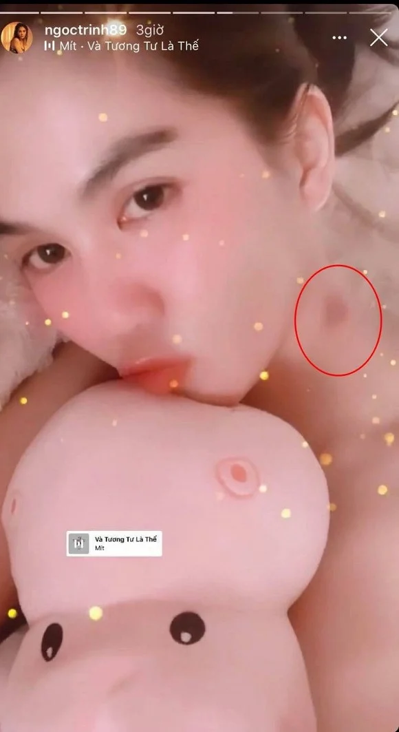 Ngọc Trinh đăng tải hình ảnh xinh đẹp khi mới ngủ dậy. Cô nàng dù đã hơn 30 nhưng vẫn khiến nhiều người xuýt xoa vì nhan sắc và làn da căng mịn. Tuy nhiên bên cạnh những lời khen ngợi thì fan cũng đổ dồn sự chú ý hơn vào dấu vết lạ trên cổ của cô. Đông đảo khán giả đều lập tức đặt câu hỏi: Liệu có phải hickey (vết yêu) không ta? Không chỉ vậy, cô còn đăng story dòng trạng thái cực ngọt ngào: “Bận kiếm tiền nên không có nhiều thời gian dành cho yêu. Sẽ bù lại cho yêu sau nhé. Thương yêu nhiều lắm á”. Lời nhắn của Ngọc Trinh như thể đang dỗ dành bạn trai vì thời gian qua cô quá bận rộn không có thời gian quan tâm chàng.