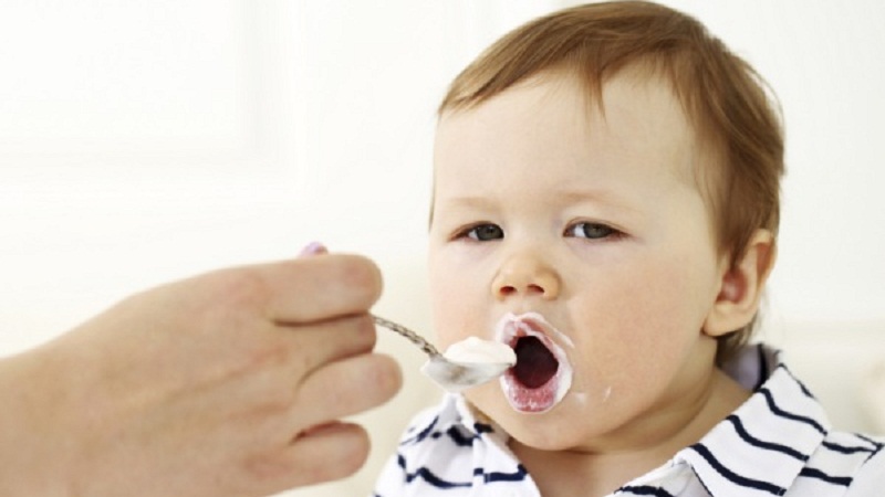 Không nên ăn sữa chua khi bé đang đói