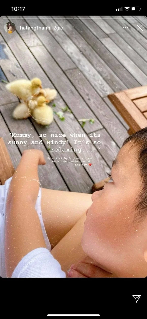 Hà Tăng khoe khoảnh khắc vui chơi cùng con trai nhỏ - bé Richard. Cậu bẻ rất thích thú với đàn vịt con mẹ mới nuôi, chăm chú ngắm nghía không rời mắt. Hà Tăng cảm thấy viết: “Mẹ vui và hạnh phúc vì con thích những điều bình dị thế này”. Chia sẻ của Hà Tăng đã làm nhiều người thích thú bởi cậu bé có đức tính giản dị dù sinh ra trong gia đình hào môn.