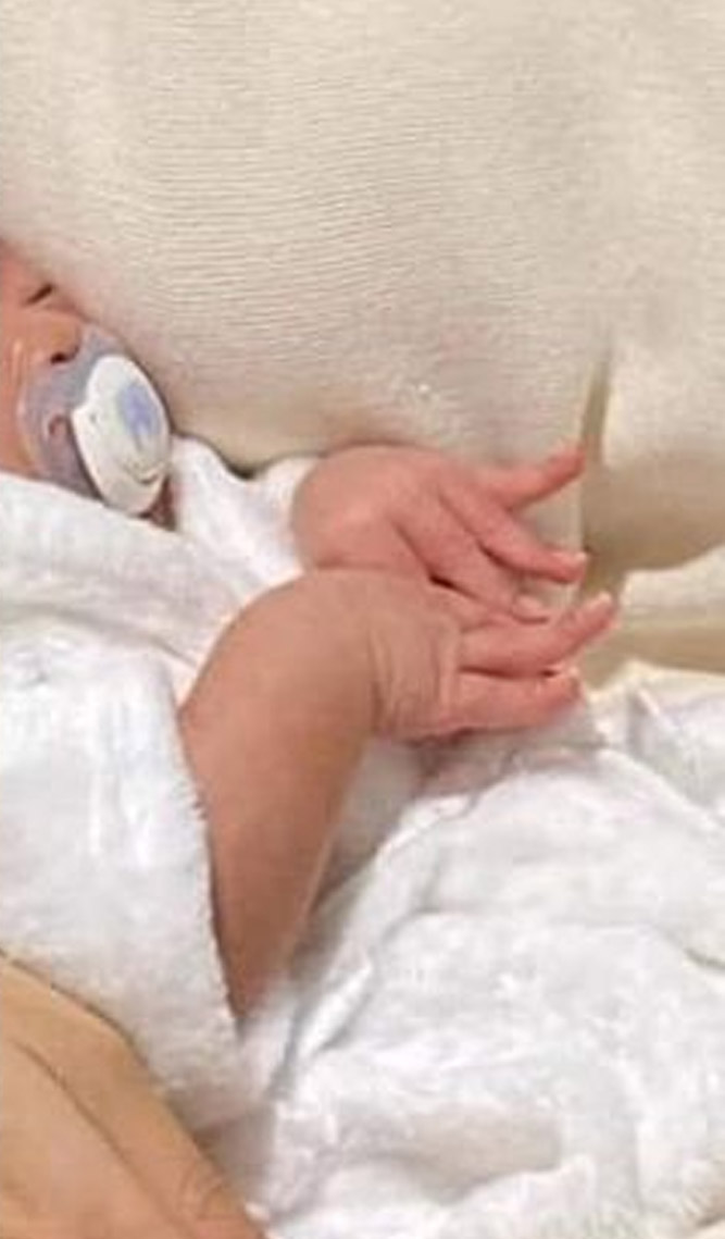 Con trai Á hậu Thúy Vân khiến cộng đồng mạng bật cười với màn khoe bộ nail hài hước 7 NGD41b9dscM9l2NATvLGGEVeuRFYQbeA9PHDvscS