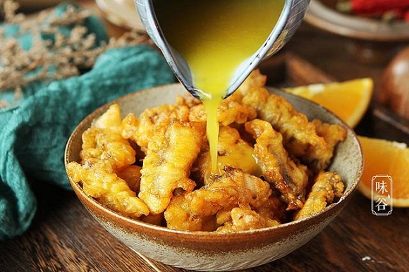 Sau đó, tưới nước cam lên cá và thưởng thức