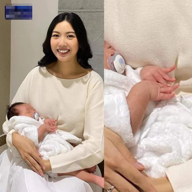 MXH đang lan truyền bức ảnh chụp cận cảnh con trai Á hậu Thúy Vân sau 1 tháng chào đời. Điều gây chú ý là cậu bé trông cứng cáp và vô cùng đáng yêu, nhất là đôi tay điệu nghệ khiến ai cũng phải thích thú. Nhiều người đùa vui rằng, nếu là con gái thì khả năng cao sau này sẽ trở thành hoa hậu. Cách để tay của bé rất giống các thí sinh hoa hậu trong phần thi áo dài.