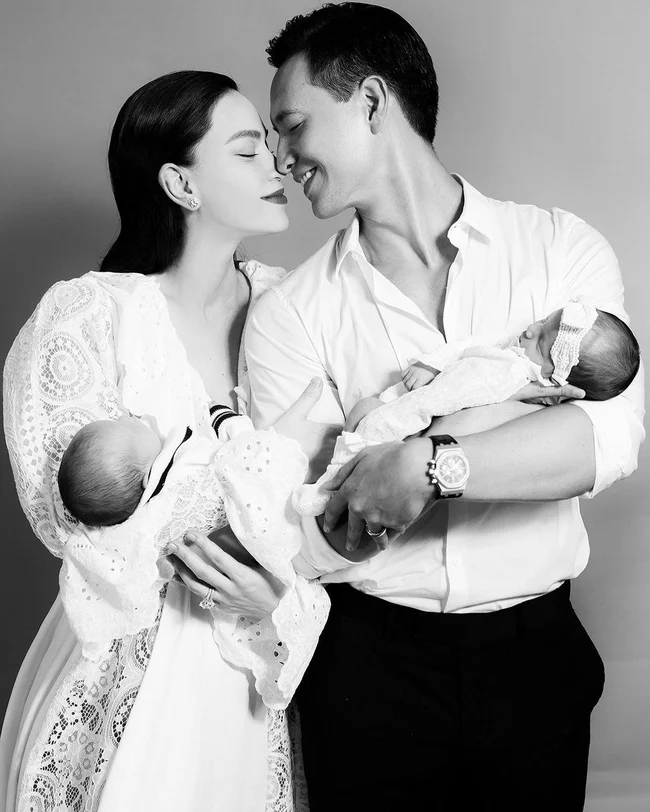 Hà Hồ tiếp tục đăng tải hình ảnh cô và ông xã cùng hai bé sinh đôi. Lần này không có sự xuất hiện của Subeo. Hình ảnh này cũng nằm trong bộ ảnh được cô nhá hàng cách đây không lâu. Trong ảnh, Hồ Ngọc Hà và Kim Lý không giấu nổi niềm hạnh phúc khi nở nụ cười đầy mãn nguyện và trao nhau hành động thể hiện tình cảm với nhau khiến ai nhìn vào bức ảnh cũng phải ngưỡng mộ.