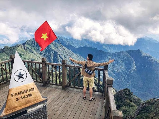 Một du khách chụp ảnh trên đỉnh Fansipan. (Ảnh: VietNamNet).