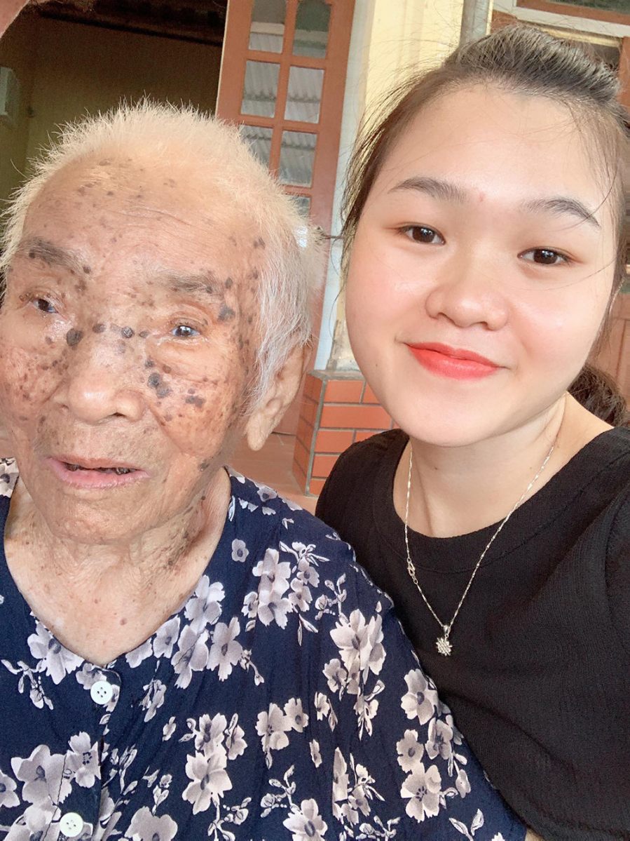 Bà Bông và cháu gái