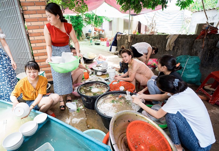 Một cô dâu Nghệ An cũng từng gây tranh cãi khi vừa xong hôn lễ đã phải phục vụ rửa bát