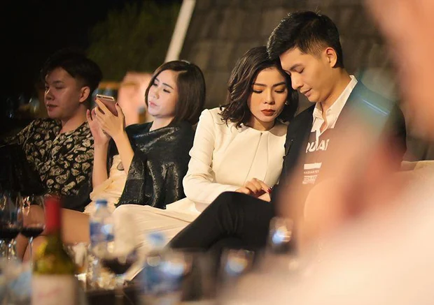 Tối 28/11, Lệ Quyên được người tình tin đồn tháp tùng đi diễn trong một show ca nhạc ở Hà Nội. Lâm Bảo Châu kè kè bên cạnh nữ ca sĩ từ lúc trong hậu trường cho đến khi ra sân khấu, còn ngồi rất chăm chú nghe cô hát từ hàng ghế khán giả. Có lẽ đây là lần hiếm hoi cả hai xuất hiện cạnh nhau và chung khung hình giữa chốn đông người. Những hành động này tiếp tục khiến nhiều người thêm nghi ngờ Lâm Bảo Châu và Lệ Quyên đang hẹn hò.
