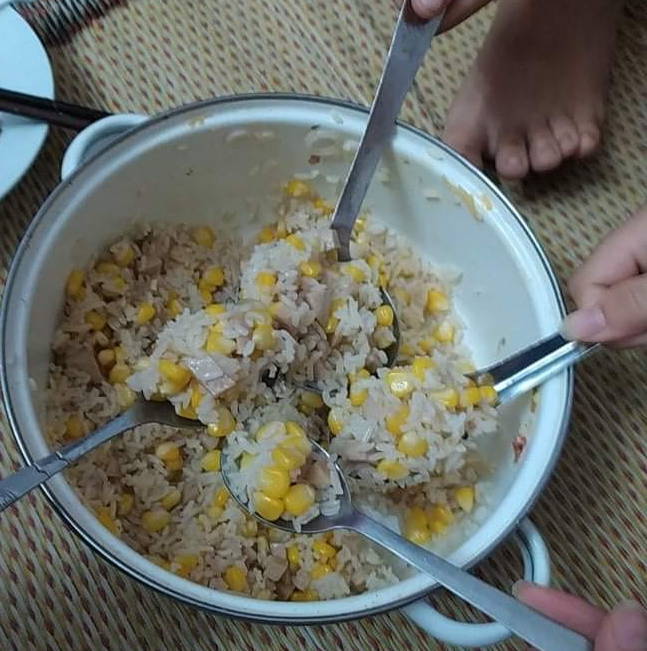 Một âu cơm 4 người chia nhau ăn, tuy có thiếu thốn nhưng đây chắc chắn sẽ là kỷ niệm không thể nào quên trong quãng đời sinh viên.