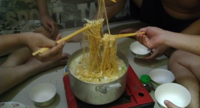 'Mì tôm sinh viên' là món ăn quen thuộc của bao thế hệ. Sinh viên ở trọ, 3 - 4 anh em trong phòng chia nhau nồi mì tôm, khi nấu còn phải cho thật nhiều nước để còn có cái mà 'húp'.