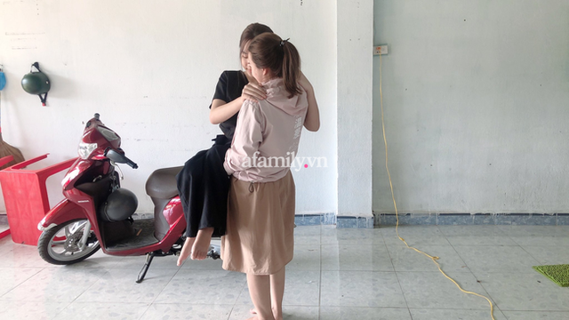 Mỗi ngày, Hồng Xuyến chở bạn trên quãng đường 15km để theo học nghề.