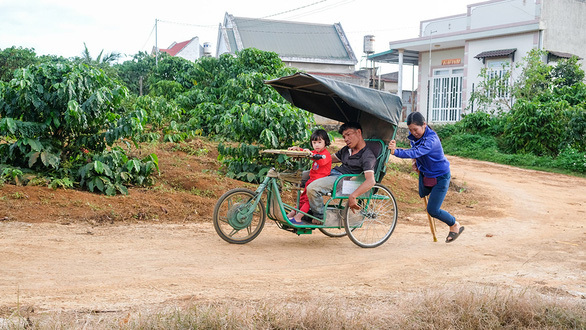 Cả hai là những mảnh đời bất hạnh, khiếm khuyết đến với nhau tạo nên một gia đình đẹp (Ảnh: Thanh Niên)