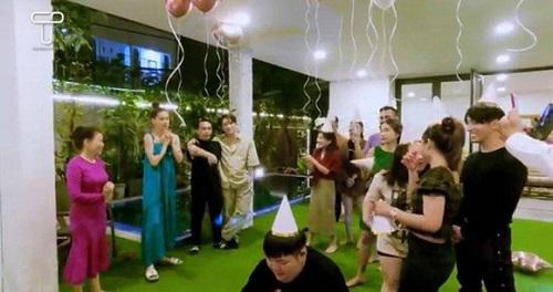 Gia đình và bạn bè bí mật tổ chức sinh nhật cho Hồ Ngọc Hà.