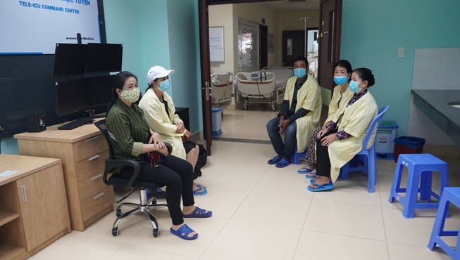 Gia đình anh Q. bàn bạc về chuyện hiến tạng. (Ảnh: Báo Pháp Luật)