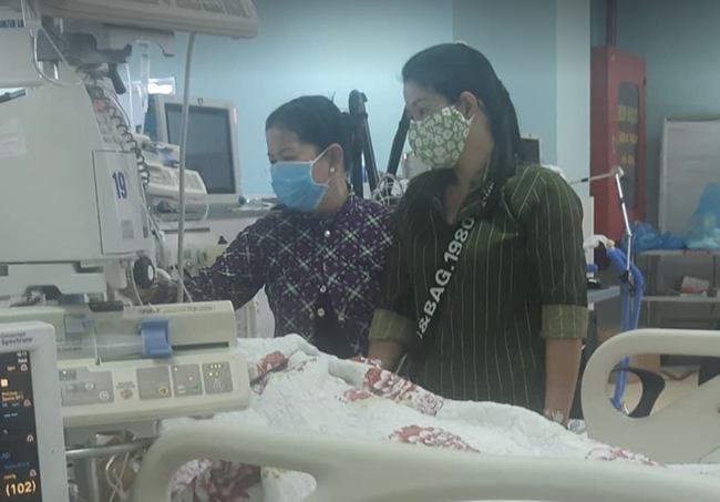 Bà P.T.M (bên trái) - mẹ của anh N.H.Q - nam công nhân cầu đường qua đời vì tai nạn quyết định hiến tạng con. (Ảnh: Vnexpress)