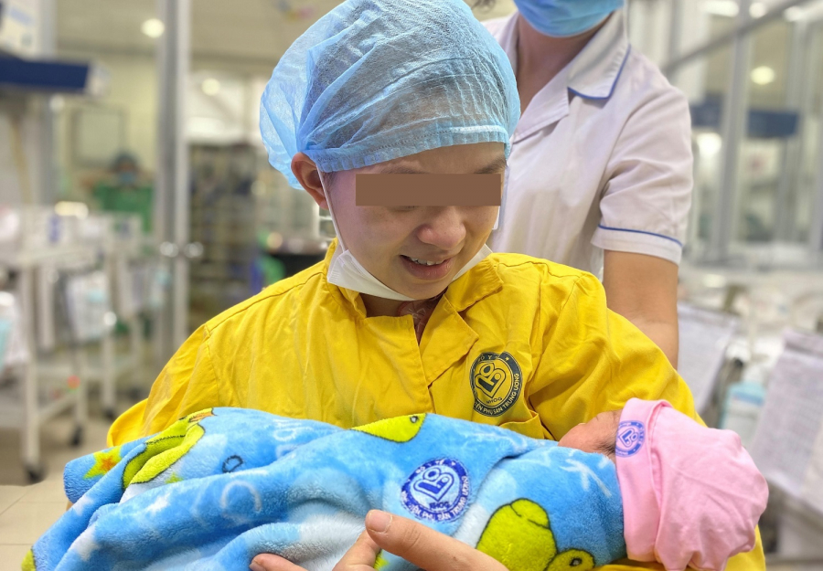 C. cùng con gái Bình An ngày đoàn tụ (Ảnh: BVCC)