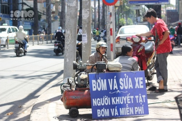 Tấm biển bơm vá, sửa xe miễn phí cho người khuyết tật tại góc đường Cống Quỳnh - Nguyễn Thị Minh Khai, quận 1 (Ảnh: Ngôi sao)