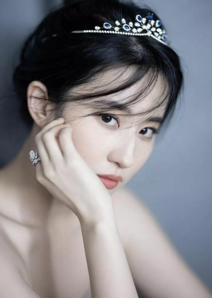 Lưu Diệc Phi đang là gương mặt đại diện cho một nhãn hàng trang sức đá quý