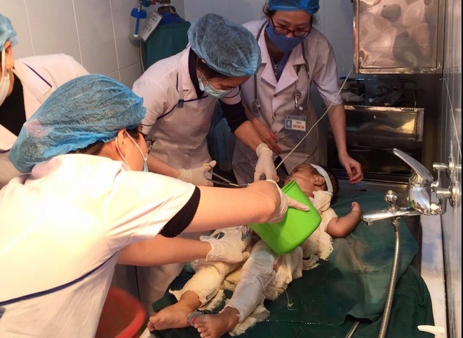 Bệnh nhi đang được các bác sĩ tích cực chữa trị vết thương