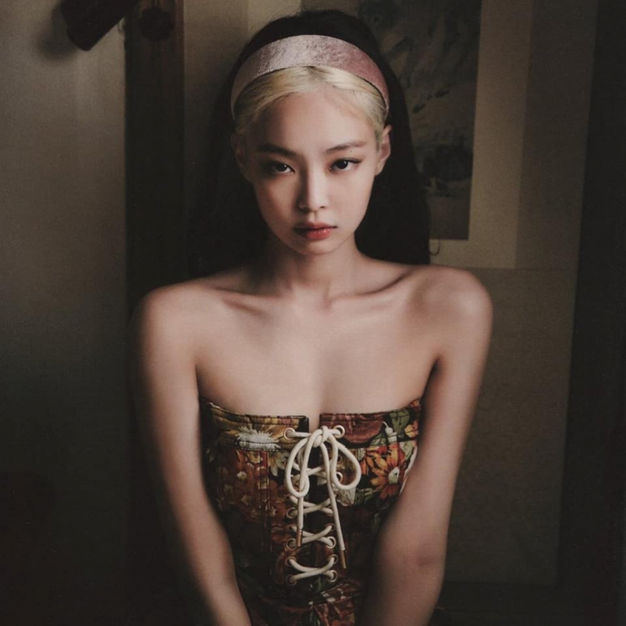 Cầu vai và hõm xương quai xanh của nữ idol sinh năm 1996 cân đối, mảnh khảnh hoàn hảo đến mức khó tin